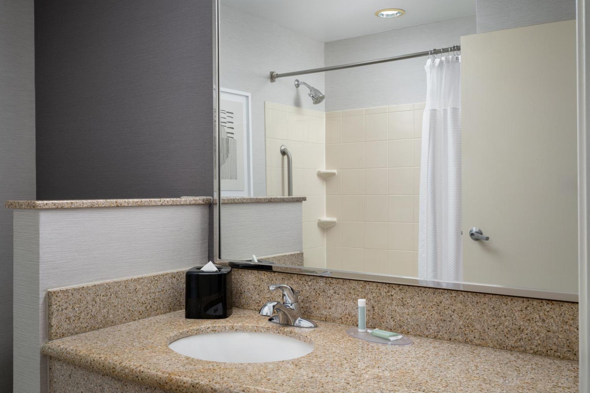 Courtyard By Marriott Kingston Hotel Exterior foto